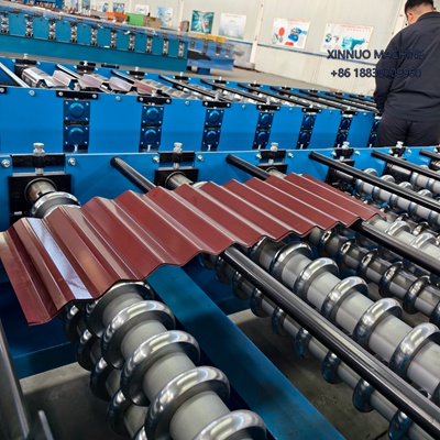 Máquina perfiladeira de telhas onduladas econômica, com corte hidráulico e estrutura resistente.