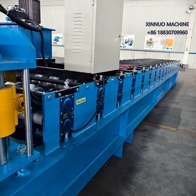 Máquina econômica Perfiladeira de Telhas com motor convencional, corte hidráulico e velocidade de 15 m/min.