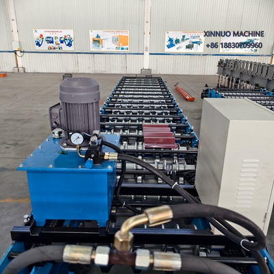 Máquina econômica Perfiladeira de Telhas com motor convencional, corte hidráulico e velocidade de 15 m/min.