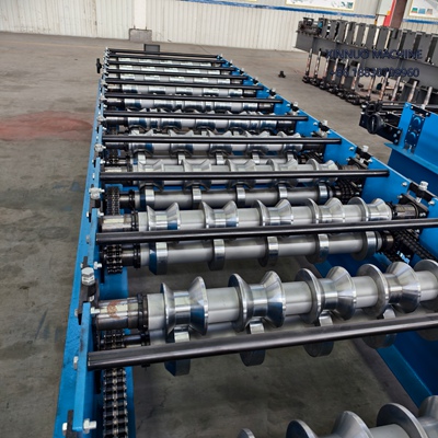 Máquina econômica Perfiladeira de Telhas com motor convencional, corte hidráulico e velocidade de 15 m/min.