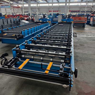 Máquina econômica Perfiladeira de Telhas com motor convencional, corte hidráulico e velocidade de 15 m/min.