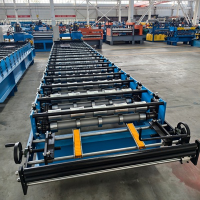 Máquina econômica Perfiladeira de Telhas com motor convencional, corte hidráulico e velocidade de 15 m/min.