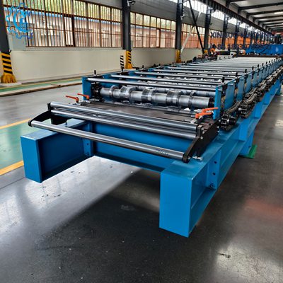 L&iacute;nea autom&aacute;tica de alta velocidad para fabricar l&aacute;minas acanaladas con precisi&oacute;n y calidad constante.