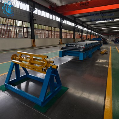 L&iacute;nea autom&aacute;tica de alta velocidad para fabricar l&aacute;minas acanaladas con precisi&oacute;n y calidad constante.