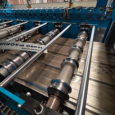 Equipamento de perfilagem de telhas de zinco, totalmente autom&aacute;tico, resistente e f&aacute;cil de operar.