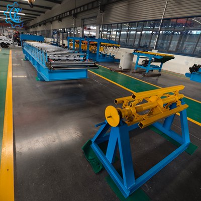 Equipamento de perfilagem de telhas de zinco, totalmente autom&aacute;tico, resistente e f&aacute;cil de operar.