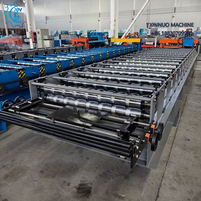 Máquina RT 25/1020 para telhas metálicas, com desbobinador manual 5 Ton e corte automático preciso.