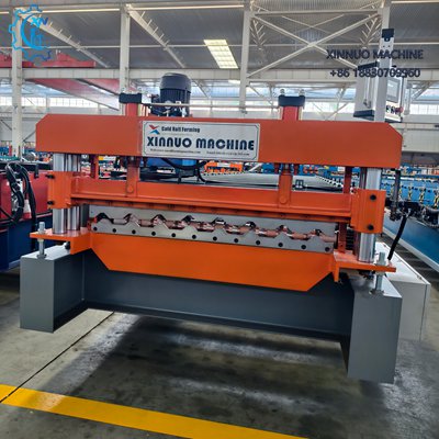 Máquina RT 25/1020 para telhas metálicas, com desbobinador manual 5 Ton e corte automático preciso.