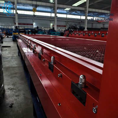 M&aacute;quina RT 40/980 com corte servo, transmiss&atilde;o por corrente e prote&ccedil;&atilde;o conforme NR-12.