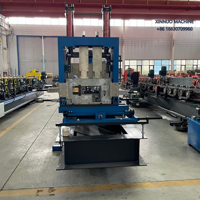 Equipo automático y ajustable para fabricar perfiles C en varios tamaños (75–300 mm) con alta precisión.