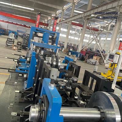 Equipo automático y ajustable para fabricar perfiles C en varios tamaños (75–300 mm) con alta precisión.