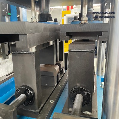 Equipo automático y ajustable para fabricar perfiles C en varios tamaños (75–300 mm) con alta precisión.