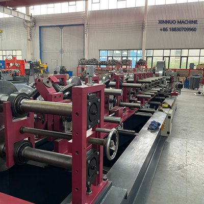 M&aacute;quina formadora CZ Purlin con cambio r&aacute;pido C/Z, corte hidr&aacute;ulico y control PLC inteligente.