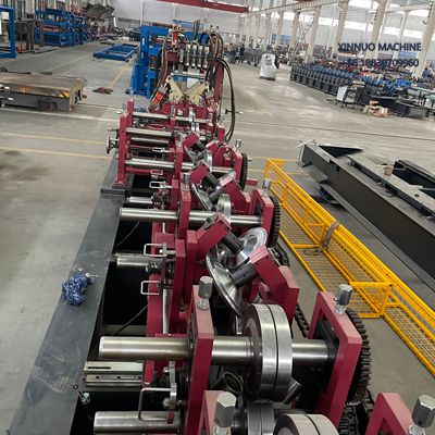 M&aacute;quina formadora CZ Purlin con cambio r&aacute;pido C/Z, corte hidr&aacute;ulico y control PLC inteligente.