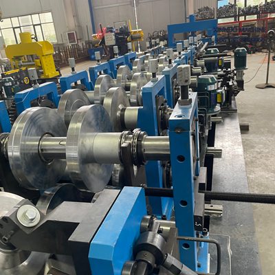 Perfiladeira automática C/Z com troca rápida, alta precisão, corte ajustável e produção contínua.