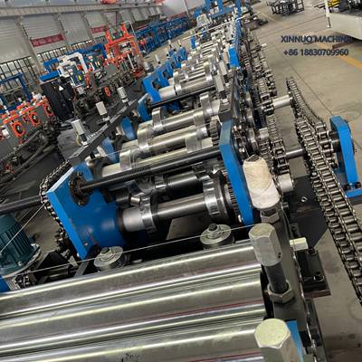 Perfiladeira automática C/Z com troca rápida, alta precisão, corte ajustável e produção contínua.