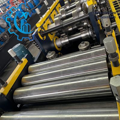 C75-150: perfiladeira de C metálico, 1–3 mm, 30 m/min, corte hidráulico e furação automática.