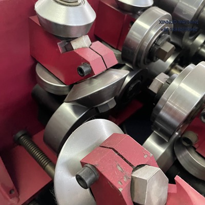 La Perfiladora de perfil C/Z permite cambiar entre C y Z en minutos, con control PLC, corte hidráulico, furación precisa y producción continua, garantizando eficiencia y calidad.