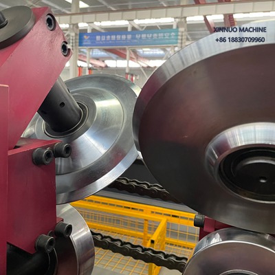 La Perfiladora de perfil C/Z permite cambiar entre C y Z en minutos, con control PLC, corte hidráulico, furación precisa y producción continua, garantizando eficiencia y calidad.