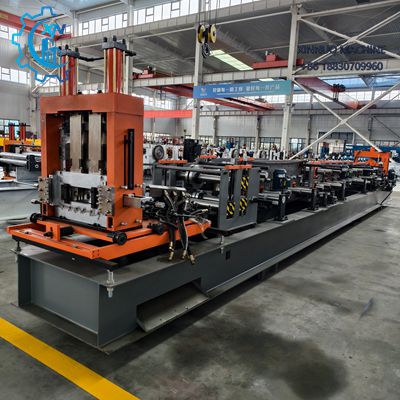 Conformadora autom&aacute;tica de perfil C para fabricar perfiles precisos, con control PLC y producci&oacute;n continua.