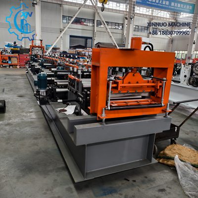 Conformadora autom&aacute;tica de perfil C para fabricar perfiles precisos, con control PLC y producci&oacute;n continua.