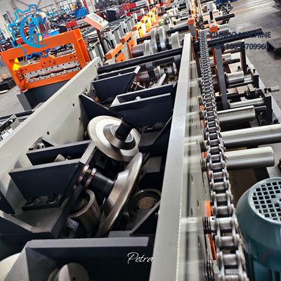 Perfiladeira autom&aacute;tica de perfil C, alta precis&atilde;o, opera&ccedil;&atilde;o cont&iacute;nua e eficiente para perfis estruturais.