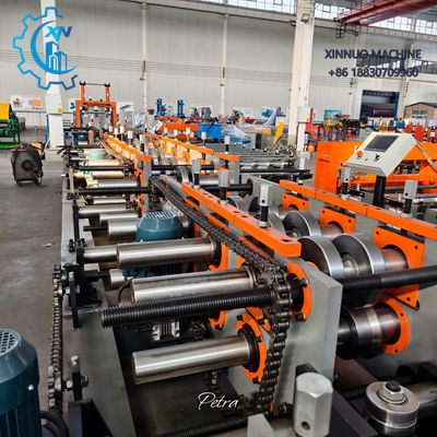 Perfiladeira autom&aacute;tica de perfil C, alta precis&atilde;o, opera&ccedil;&atilde;o cont&iacute;nua e eficiente para perfis estruturais.