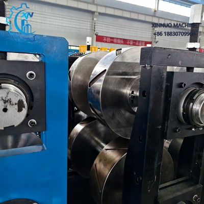 Perfiladeira autom&aacute;tica de perfis C/Z/U, alta precis&atilde;o, corte hidr&aacute;ulico e produ&ccedil;&atilde;o industrial confi&aacute;vel.