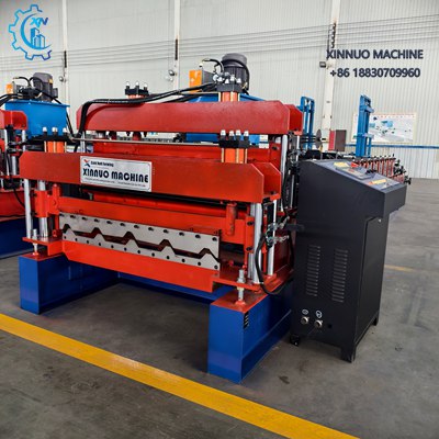 Máquina de doble capa para láminas metálicas, con transmisión eléctrica confiable y corte hidráulico preciso.