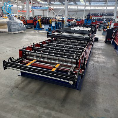 Máquina de doble capa para láminas metálicas, con transmisión eléctrica confiable y corte hidráulico preciso.