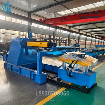 El Desbobinador Hidr&aacute;ulico Autom&aacute;tico de 10 Toneladas con Carro de Carga est&aacute; dise&ntilde;ado para l&iacute;neas de producci&oacute;n de alta demanda. Su mandril hidr&aacute;ulico permite la expansi&oacute;n y fijaci&oacute;n autom&aacute;tica de la bobina, mientras que el carro de carga facilita la elevaci&oacute;n y posicionamiento seguro. El control de velocidad por inversor asegura un desbobinado suave y continuo, con giro en ambos sentidos y frenado autom&aacute;tico, reduciendo la intervenci&oacute;n manual y aumentando la productividad. Es ideal para perfiladoras de l&aacute;mina trapezoidal, ondulada, paneles s&aacute;ndwich y l&iacute;neas de corte a medida. Su estructura robusta con rodamientos garantiza estabilidad y durabilidad en operaciones industriales exigentes.