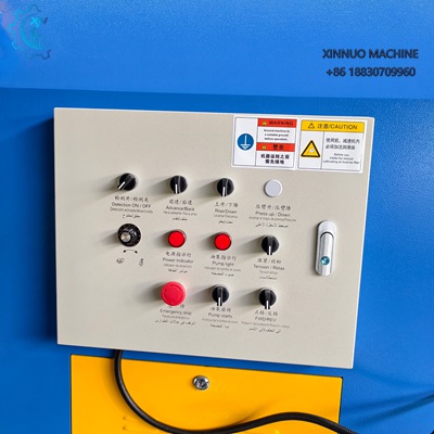 Desbobinadora autom&aacute;tica de 15 toneladas con expansi&oacute;n hidr&aacute;ulica y carro de carga para acero.