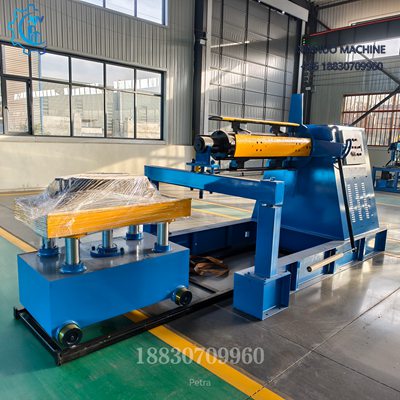 Desenrolladora autom&aacute;tica 5 toneladas con mandril hidr&aacute;ulico y carro de carga integrado.