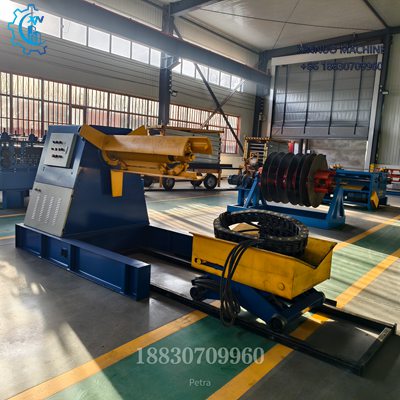 Desenrolladora autom&aacute;tica 5 toneladas con mandril hidr&aacute;ulico y carro de carga integrado.