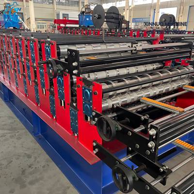 M&aacute;quina de triple capa para l&aacute;mina acanalada, alta eficiencia, produce R-72, R-101 y O-30 con cambio r&aacute;pido.