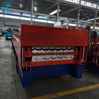 M&aacute;quina de telhas dupla camada, corte preciso servo motor, controle PLC e segura NR-12.