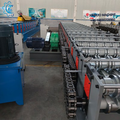 M&aacute;quina acanaladora Losacero 15 de alta eficiencia para pisos y techos met&aacute;licos industriales.