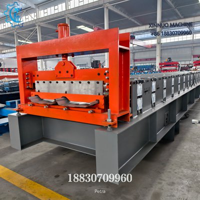 M&aacute;quina formadora de teja Standing Seam para techos met&aacute;licos, corte hidr&aacute;ulico y control PLC.