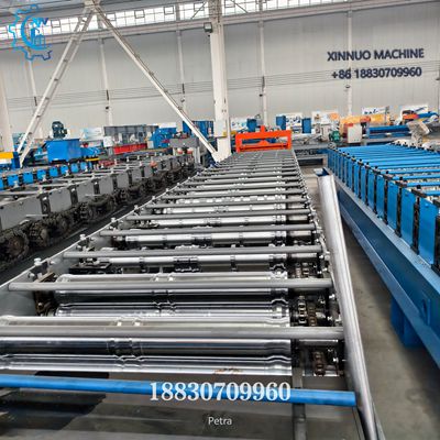 M&aacute;quina formadora de teja Standing Seam para techos met&aacute;licos, corte hidr&aacute;ulico y control PLC.