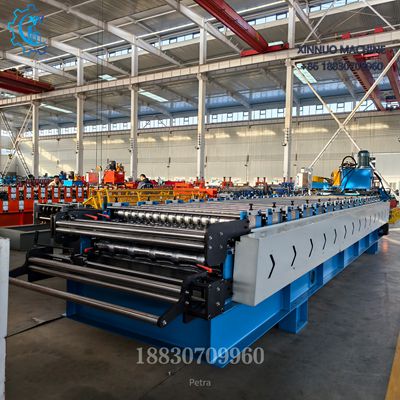Lateral da m&aacute;quina com tampa de corrente, Perfiladeira Telhas Galvanizadas &ndash; Dupla Camada.