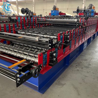 Maquina para fabricar telhas de zinco de tr&ecirc;s camadas com alta precis&atilde;o e produ&ccedil;&atilde;o cont&iacute;nua