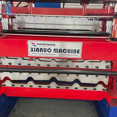 Maquina para fabricar telhas de zinco de tr&ecirc;s camadas com alta precis&atilde;o e produ&ccedil;&atilde;o cont&iacute;nua