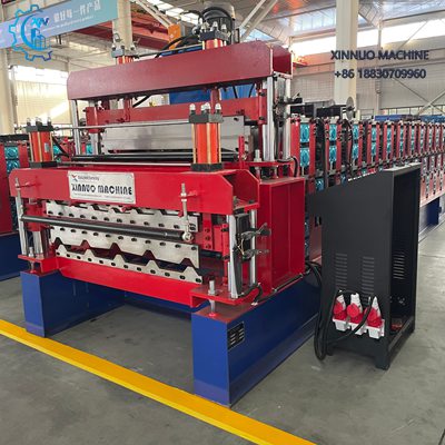 Maquina para fabricar telhas de zinco de tr&ecirc;s camadas com alta precis&atilde;o e produ&ccedil;&atilde;o cont&iacute;nua