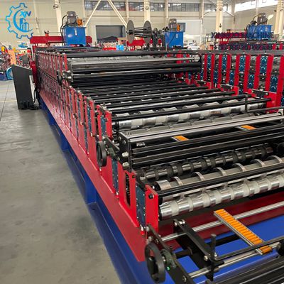 Maquina para fabricar telhas de zinco de tr&ecirc;s camadas com alta precis&atilde;o e produ&ccedil;&atilde;o cont&iacute;nua