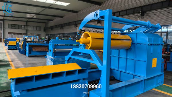 Recoiler Hidr&aacute;ulico Autom&aacute;tico &ndash; Mostra a efici&ecirc;ncia do enrolamento das tiras cortadas, pronto para armazenamento ou envio, mantendo alta produtividade.