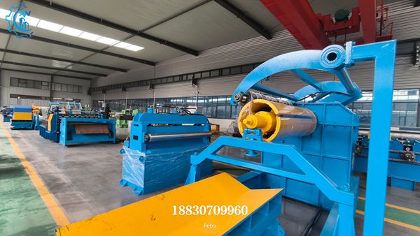 Vis&atilde;o Geral da Linha de Corte Longitudinal &ndash; Mostra a linha completa, destacando o design compacto e robusto, ideal para opera&ccedil;&atilde;o industrial cont&iacute;nua.