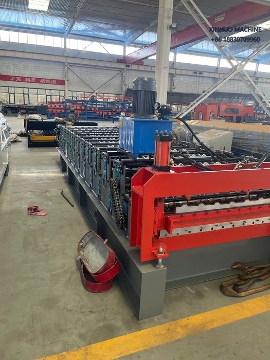 M&aacute;quina perfiladora doble capa 2 en 1 para producir l&aacute;minas trapezoidales y tejas met&aacute;licas con alta precisi&oacute;n.