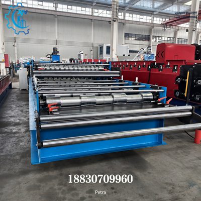 Rodillos de gu&iacute;a y entrada de l&aacute;minas en la estructura robusta de la maquina para fabricar zinc.