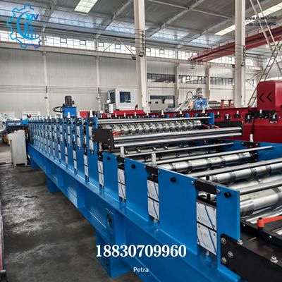 Vista lateral de los rodillos cromados y la estructura azul de la maquina para fabricar zinc de doble capa en la f&aacute;brica de Xinnuo.