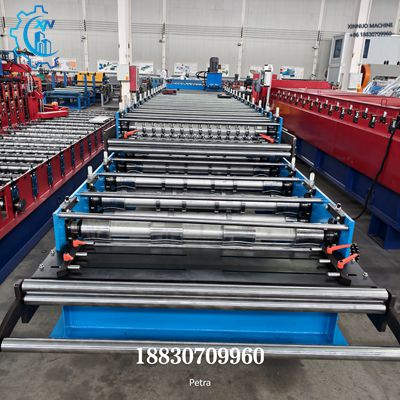 Vista frontal completa de la maquina para fabricar zinc con dos niveles de rodillos mec&aacute;nicos para techos.